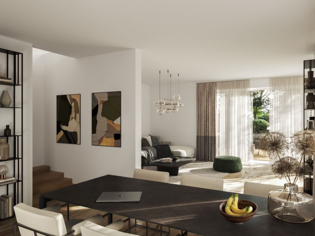 Stylisch eingerichtetes Wohnzimmer mit bodentiefen Fenstern und Zugang zur Terrasse in einem Münchner Neubauprojekt.