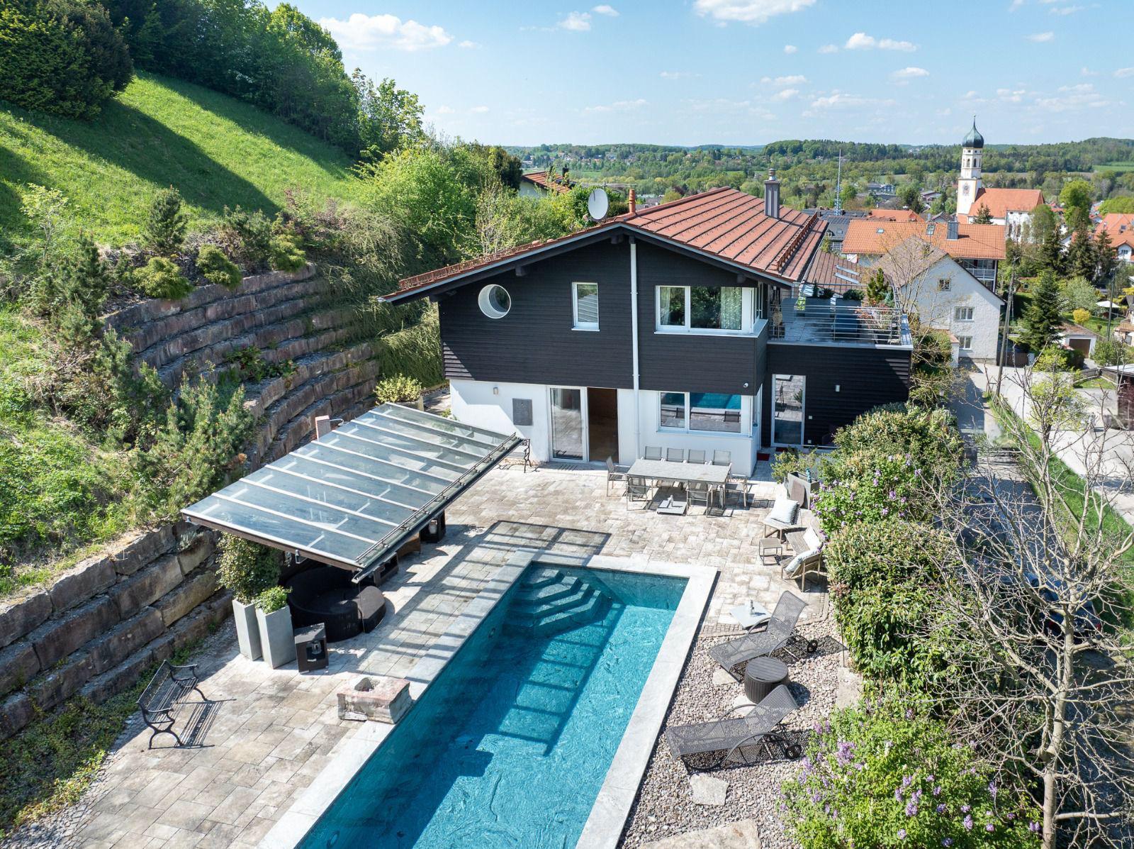 000KurzAußenansicht Drohne Aigner Immobilien GmbH - Immobilienangebot - 82229 Seefeld - Seefeld/Hechendorf - Einfamilienhaus - Einzigartiges Einfamilienhaus mit traumhaftem Blick über Seefeld