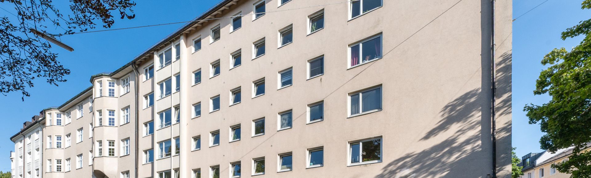 Mehrfamilienhaus in München mit klassischer Fassade (42472)