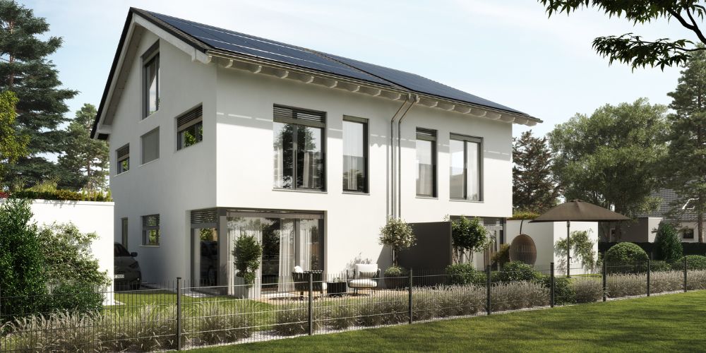 Moderne Frontansicht eines Neubau-Doppelhauses mit Solaranlage und gepflegtem Garten in München.