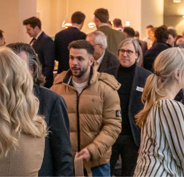 Aigner Immobilien Neujahrs Aperitif mit vielen Menschen