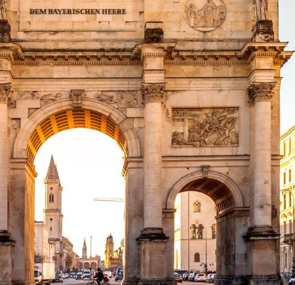 München mit Siegestor im Herbst