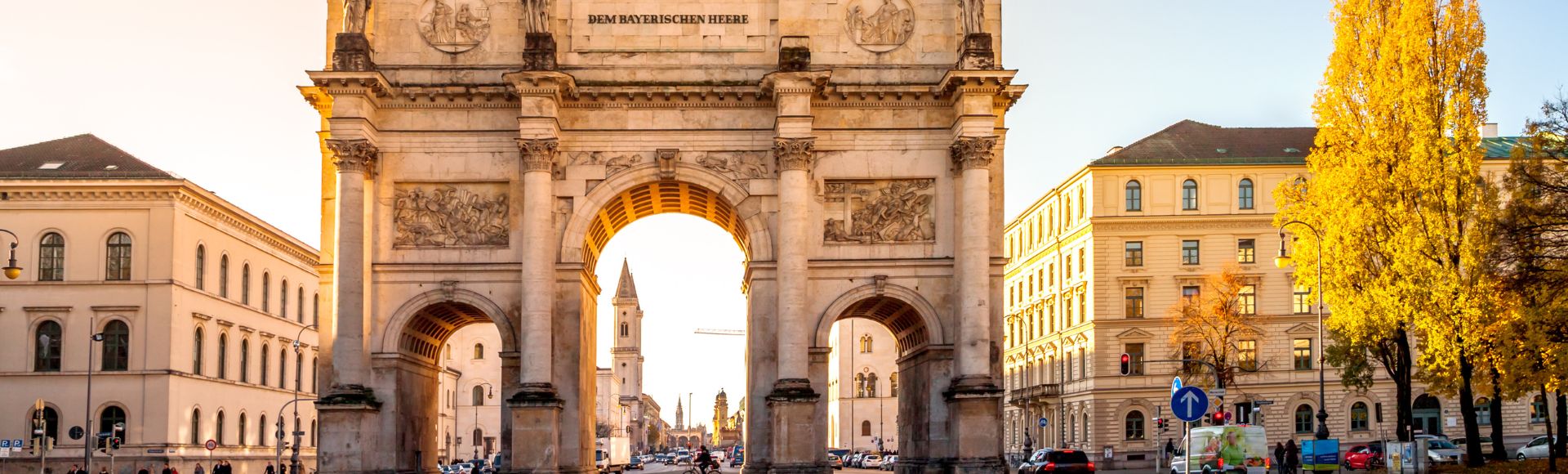 München mit Siegestor im Herbst