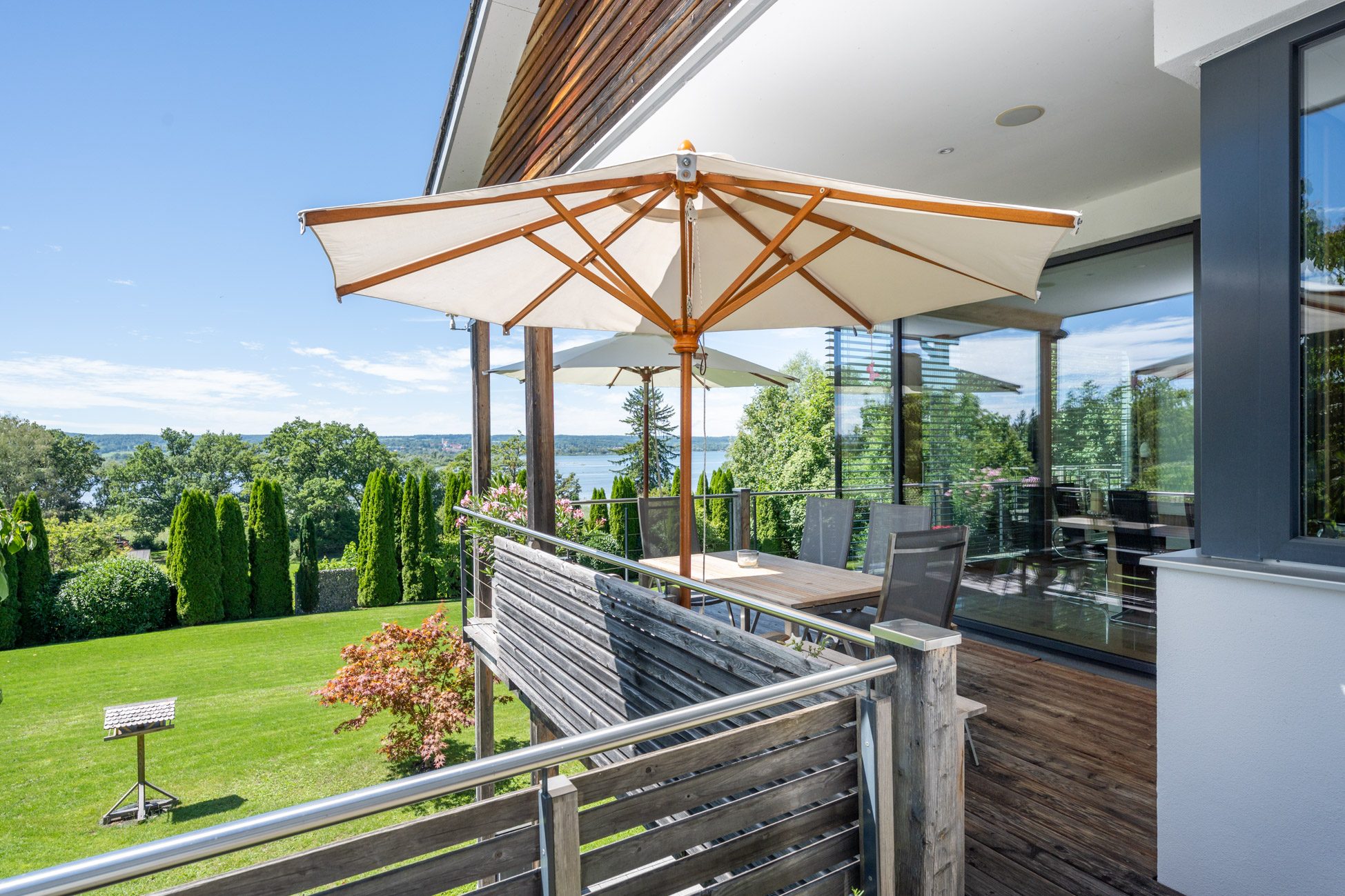 000KurzTerrasse Aigner Immobilien GmbH - Immobilienangebot - 82396 Pähl - Pähl - Einfamilienhaus - Großzügiges, neuwertiges Einfamilienhaus mit traumhaftem Blick auf den Ammersee