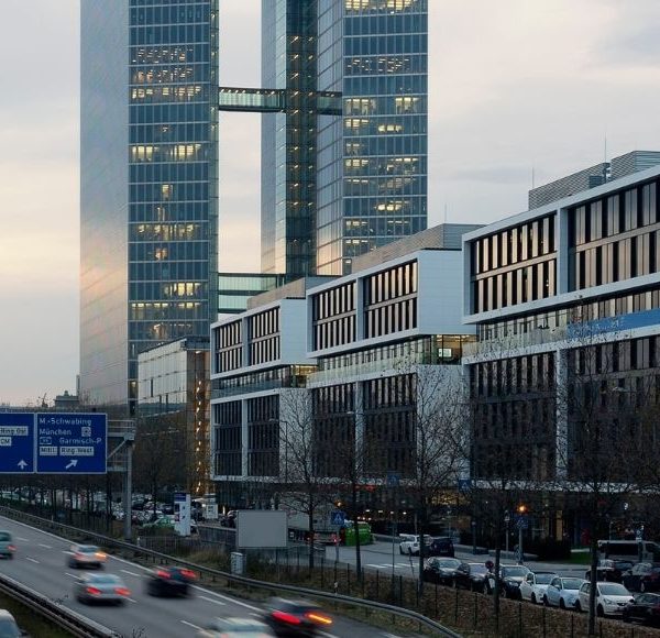 Moderne Stadtansicht in München mit Bürogebäuden, Wohnhäusern und stark befahrener Straße