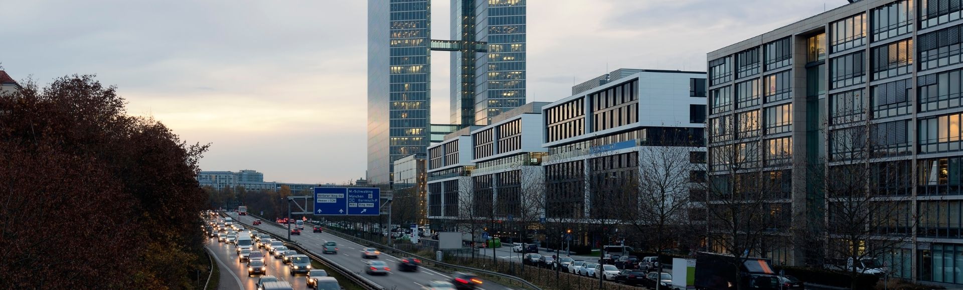 Moderne Stadtansicht in München mit Bürogebäuden, Wohnhäusern und stark befahrener Straße