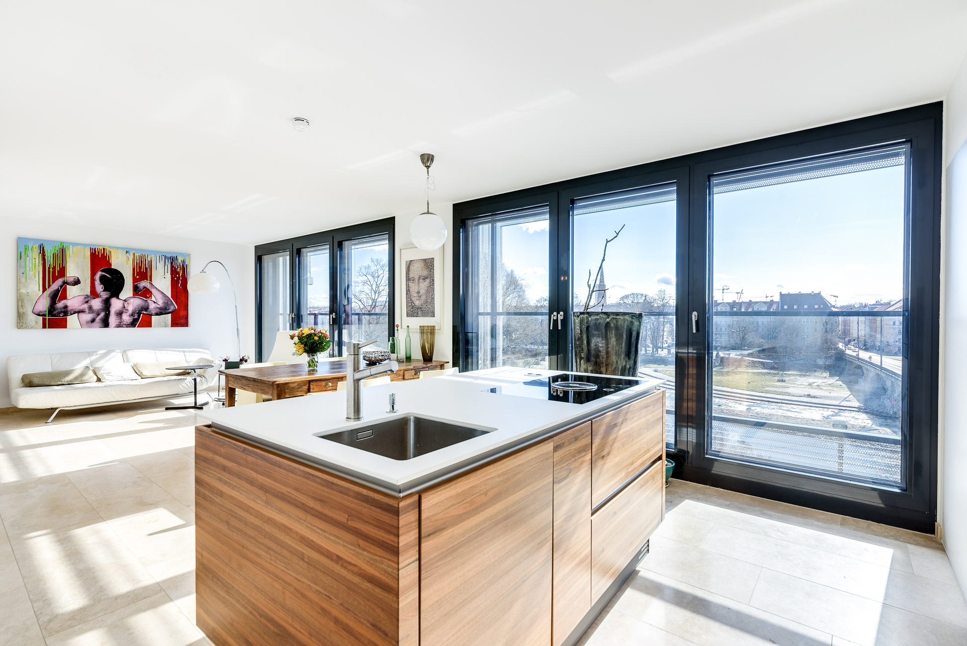 000KurzWohn- und Essbereich Aigner Immobilien GmbH - Immobilienangebot - 80469 München - Isarvorstadt - Etagenwohnung - Neubau-Niveau mit Isar-Panoramablick trifft auf Bestlage im Glockenbachviertel