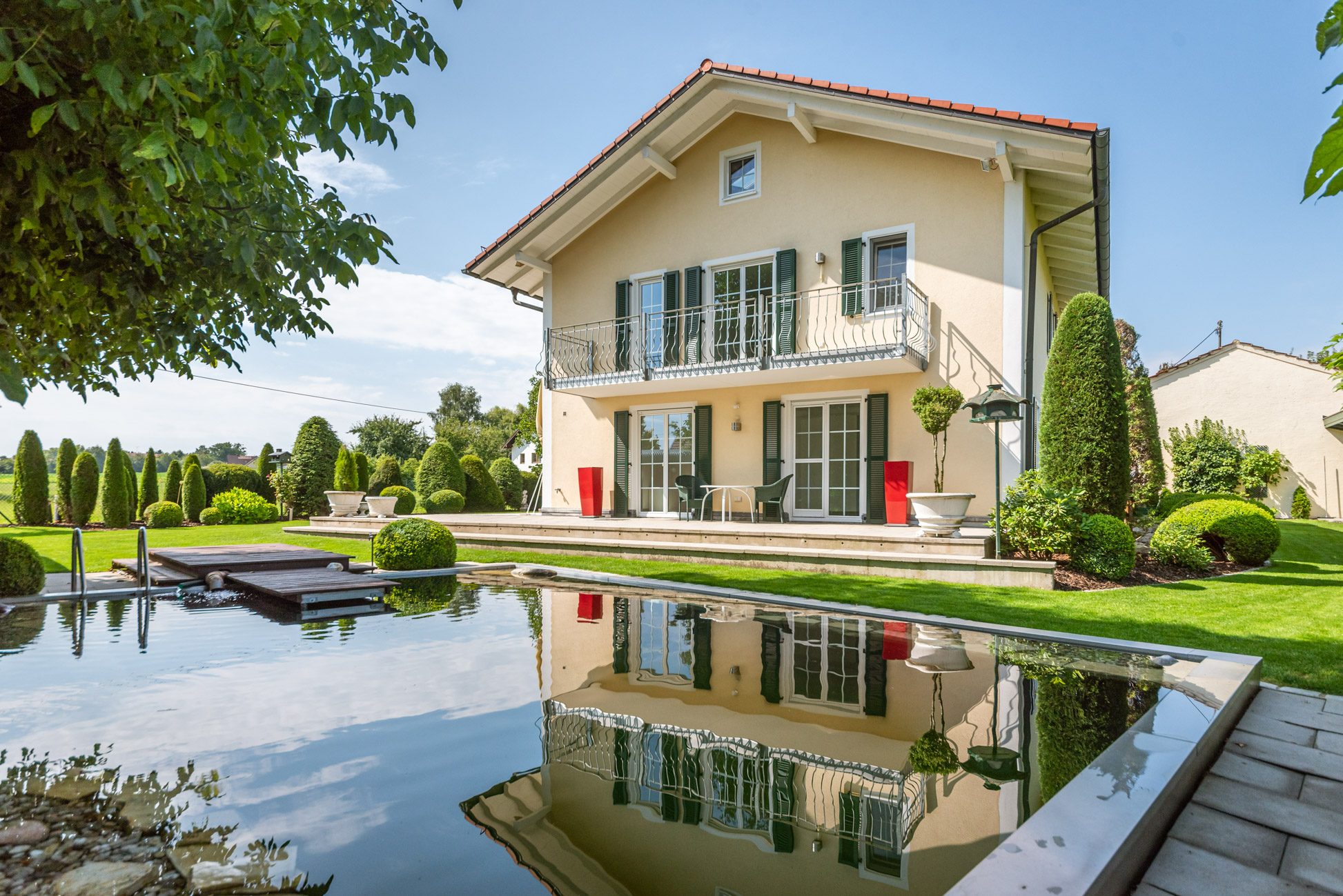 000KurzBlick über den Pool Aigner Immobilien GmbH - Immobilienangebot - 85656 Buch - Buch a.Buchrain - Einfamilienhaus - Urlaubsfeeling pur! Großzügiges Einfamilienhaus mit traumhaftem Garten und Pool!