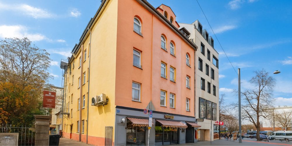Außenansicht eines Wohn- und Geschäftshauses in München mit farbiger Fassade