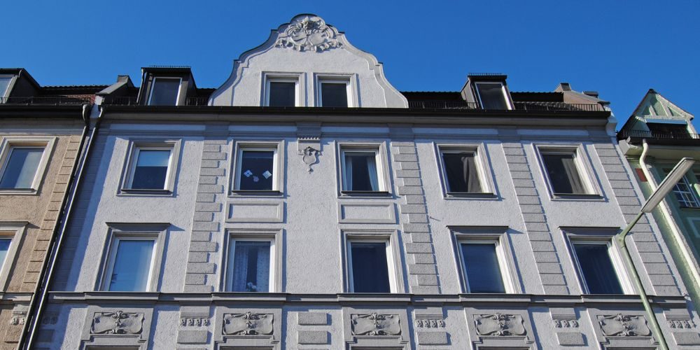Altbau-Fassade in München mit stilvollen Stuckelementen und Gauben