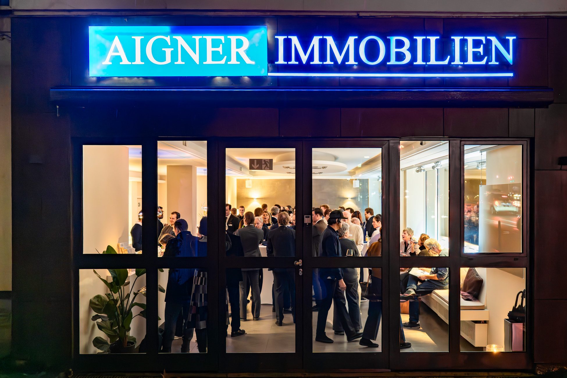 Außenansicht des Aigner Immobilien Büros in Lehel, während des Neujahrs-Aperitif 2026