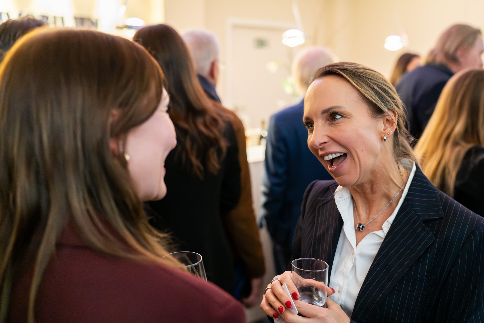 Kathrin Schachtner im Austausch mit den Gästen