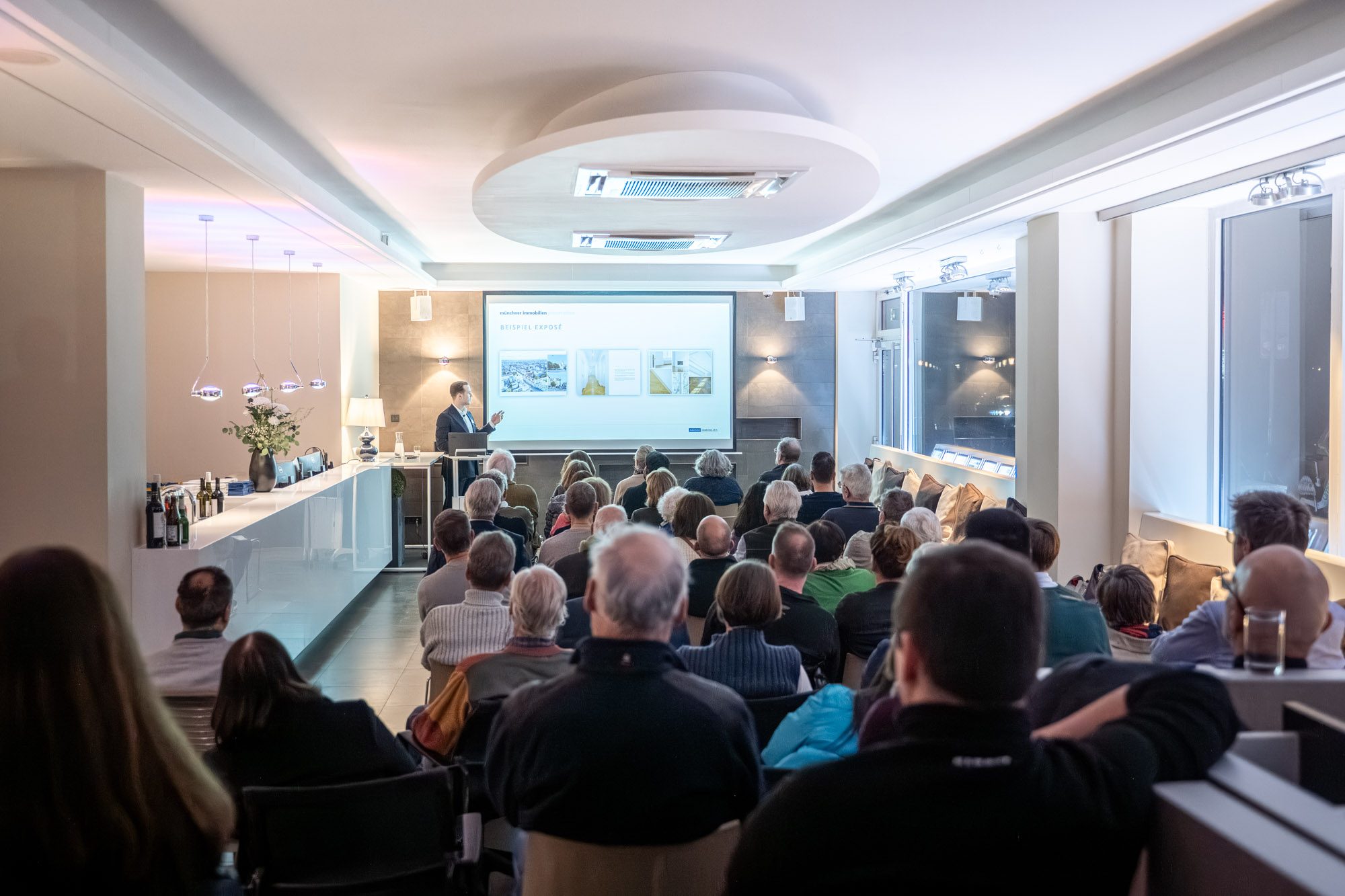 Gut besuchte Immobilienveranstaltung mit Präsentation zu Exposé und Immobilienbewertung in München