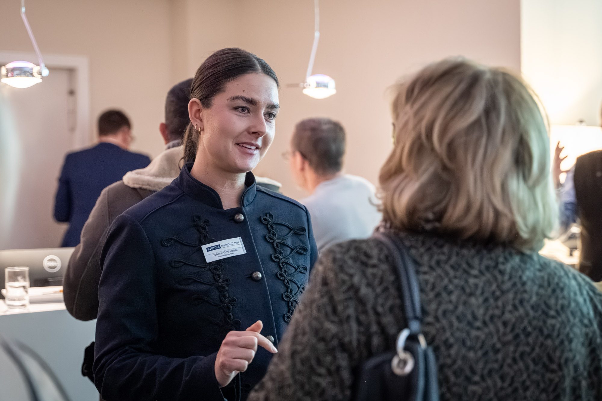 Makler im individuellen Beratungsgespräch mit Eigentümer bei Immobilien-Event in München