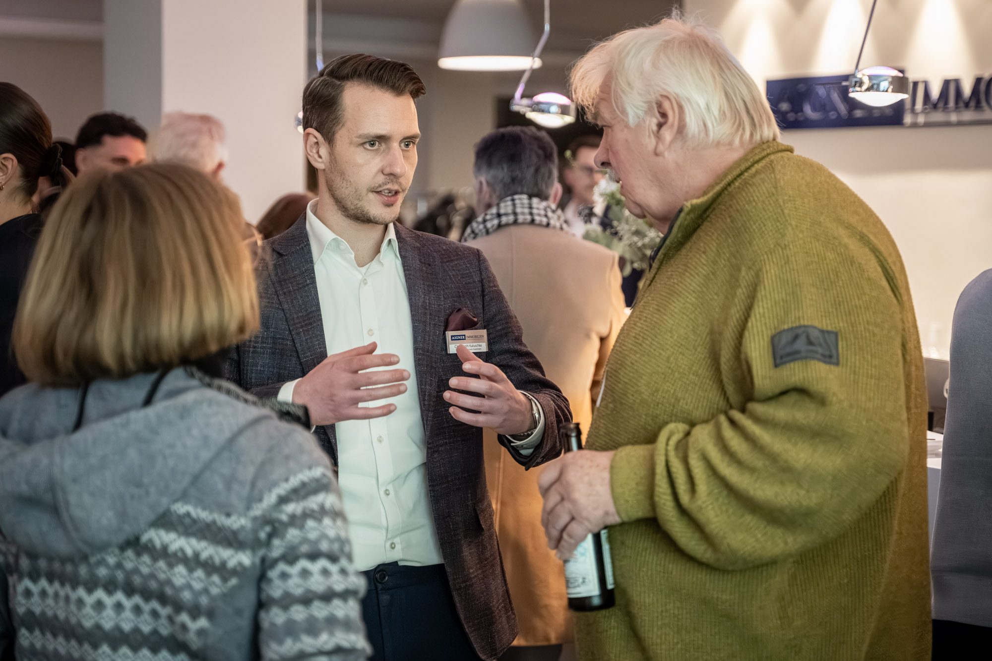 Immobilienberater im Dialog mit Eigentümer bei Networking-Event in München