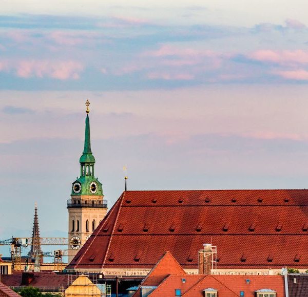 Skyline von München mit Frauenkirche, Rathaus und Kirchtürmen bei Abendhimmel