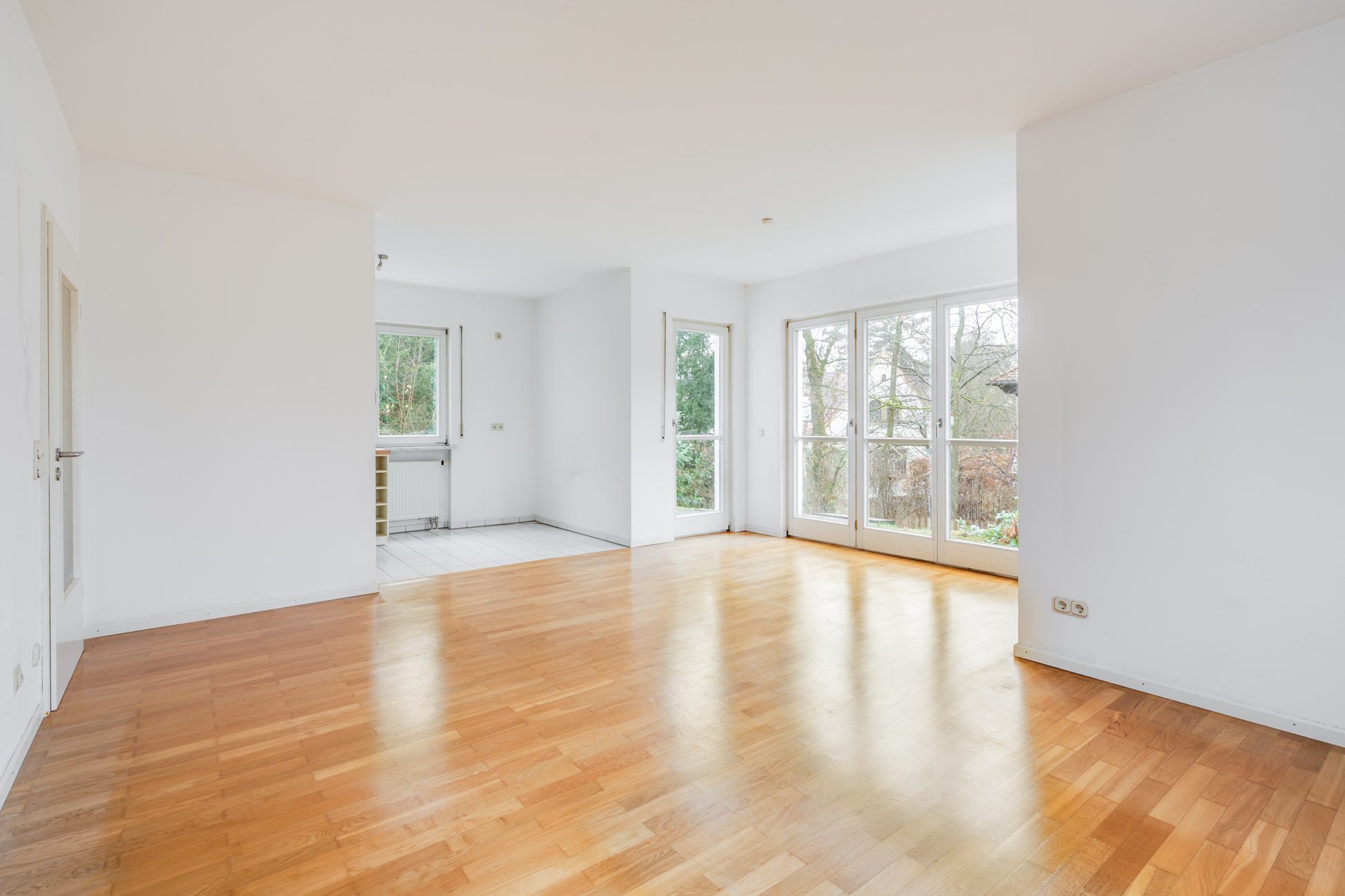000KurzWohnbereich Aigner Immobilien GmbH - Immobilienangebot - 81545 München - Harlaching - Erdgeschosswohnung - Sehr gepflegte 2-Zimmer Wohnung mit Terrasse und großem Garten in Harlaching!