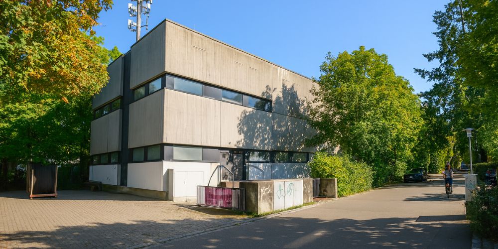 Kubische Immobilie mit grauer Betonfassade aus den ca. 1970er Jahren in Baldham