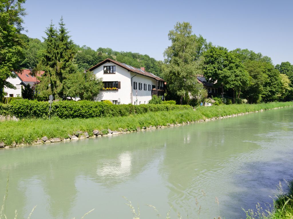 uhig gelegenes Einfamilienhaus direkt am Fluss mit viel Grün, Bäumen und naturnaher Umgebung in attraktiver Lage München Solln