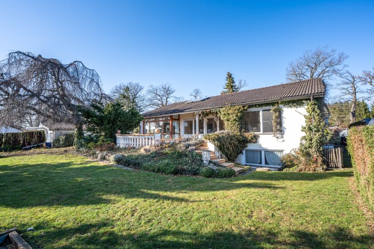 Aigner Immobilien GmbH - Immobilienangebot - 82229 Seefeld - Seefeld/Hechendorf - Bungalow - Erbpacht - Großzügiger, renovierungsbedürftiger Bungalow auf sonnigem Grundstück in Seefeld