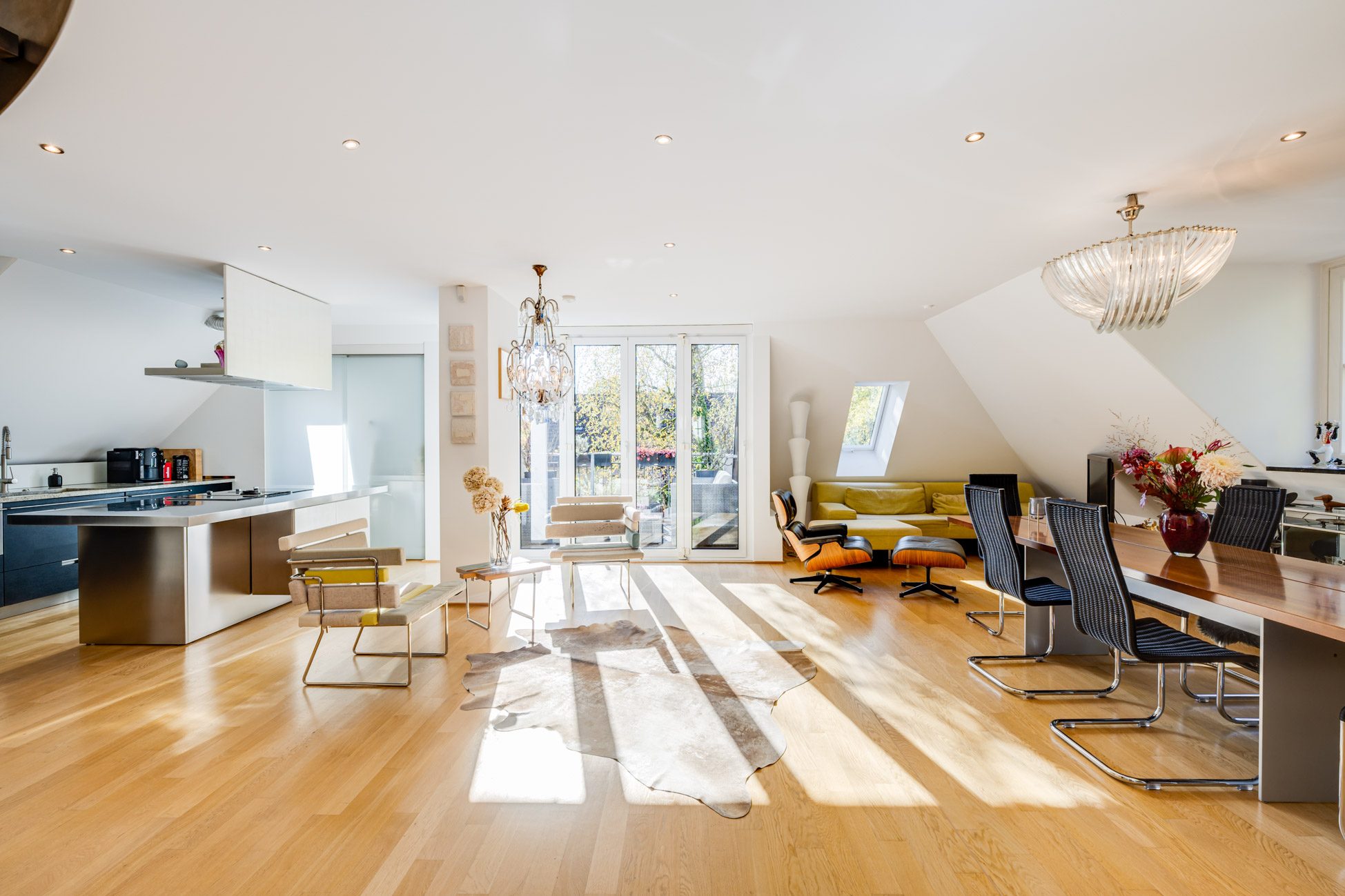 000KurzWohnzimmer Aigner Immobilien GmbH - Immobilienangebot - 80638 München - Nymphenburg - Dachgeschosswohnung - Rarität in Nymphenburg! Exklusive Dachterrassenwohnung mit Privatsphäre und vielen Highlights!