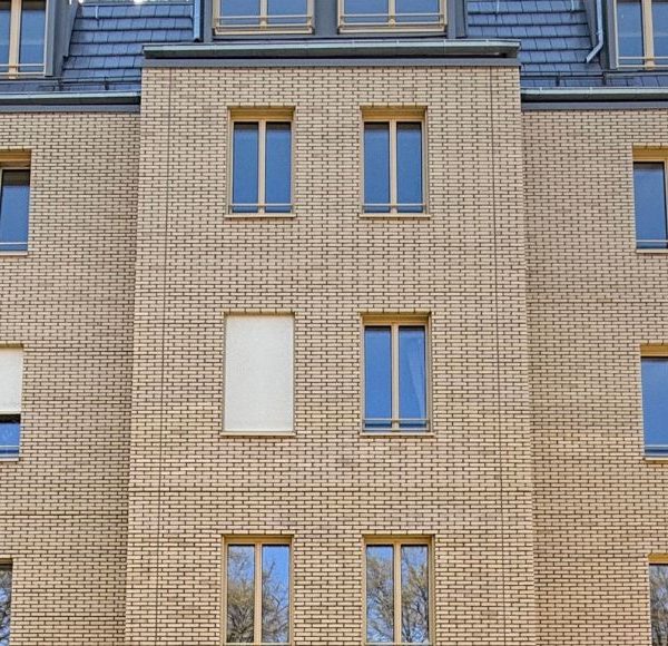 Modernes Neubaugebäude mit Ziegelsteinfassade