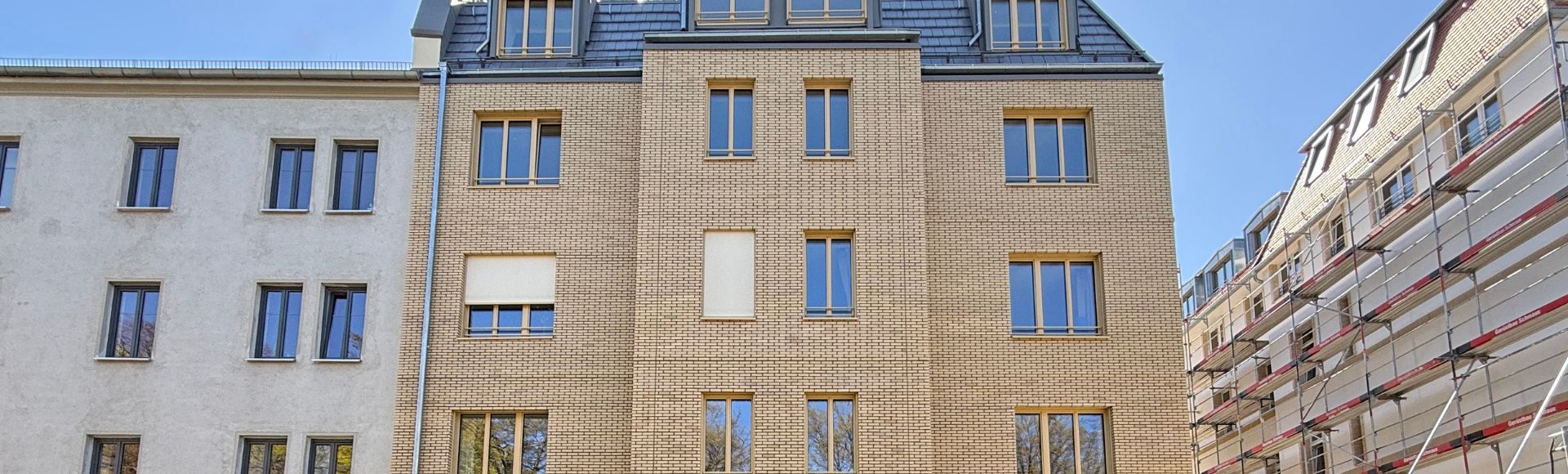Modernes Neubaugebäude mit Ziegelsteinfassade