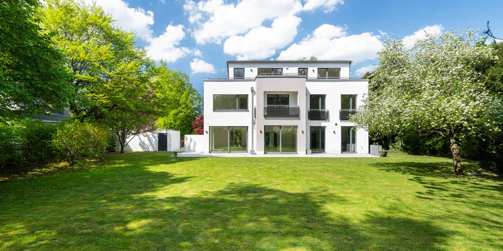 Exklusive Immobilie moderne Villa (41881) xklusive moderne Villa mit großzügiger Rasenfläche, gepflegtem Garten, Balkon und bodentiefen Fenstern
