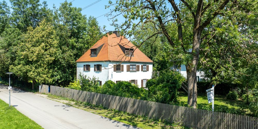 Freistehendes Kaffeemühlenhaus (42350) Freistehendes Kaffeemühlenhaus mit rotem Ziegeldach, altem Baumbestand und großem Garten