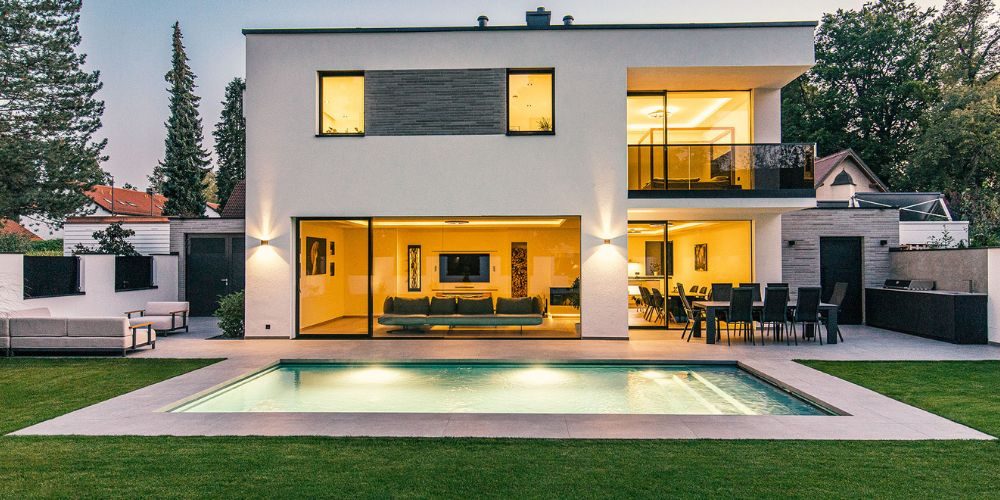 Exklusive Immobilie moderne Luxusvilla (42808) Hochwertige moderne Villa mit beleuchtetem Pool, großer Terrasse, Balkon und bodentiefen Fenstern in exklusiver Wohnlage