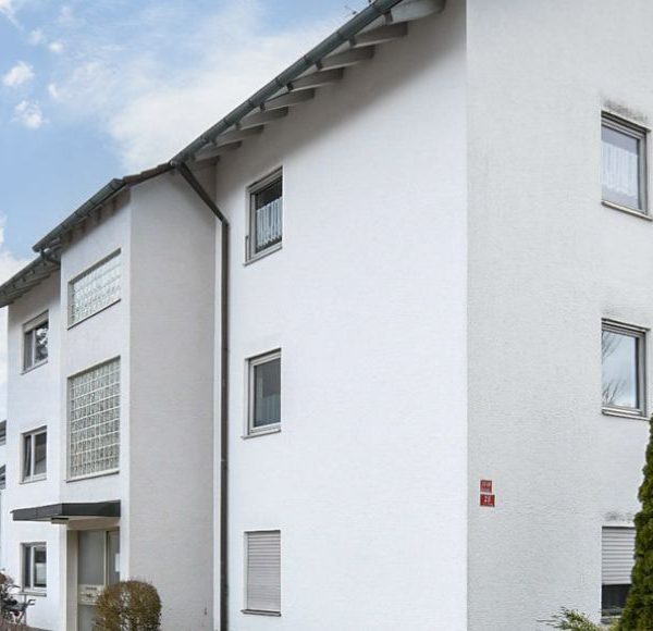 Modernes Mehrfamilienhaus in München mit gepflegter Außenanlage, Stellplätzen und ruhiger Wohnstraße in gewachsener Wohngegend