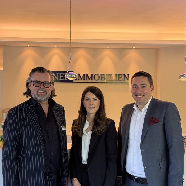 Thomas Aigner und Jenny Steinbeiß, Geschäftsführung Aigner Immobilien mit Stephan Stegmayer, Leiter Wealth Management München der BW-Bank 