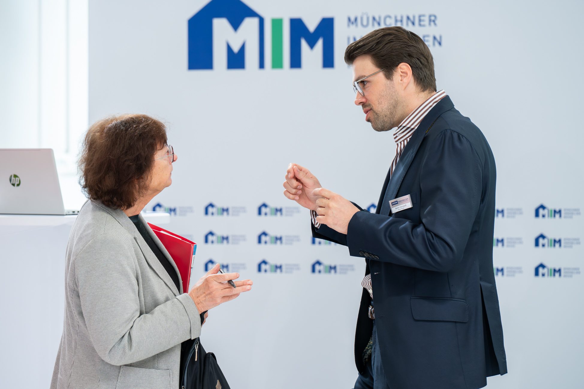 Martin Steinbeiß im Gespräch mit einer Kundin bei der Münchner Immobilienmesse