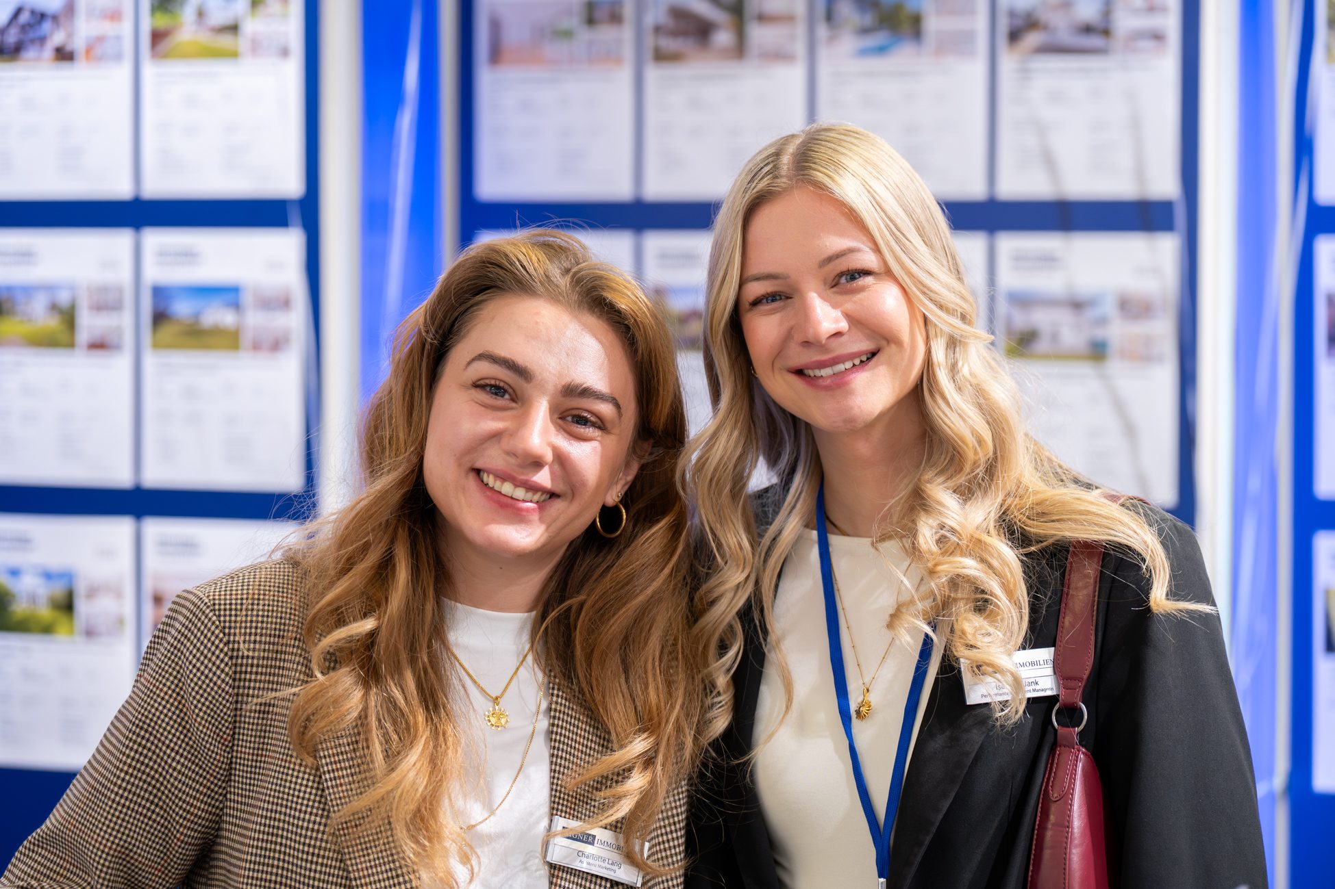 Zwei Mitarbeiterinnen von Aigner Immobilien auf der Münchner Immobilienmesse