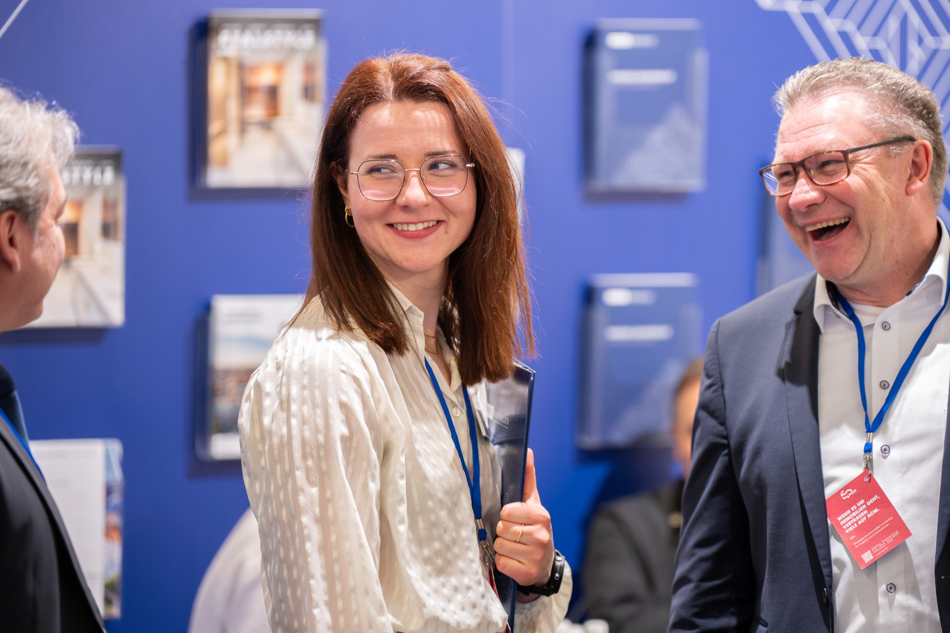 Immobilienmakler im Kundengespräch am Messestand