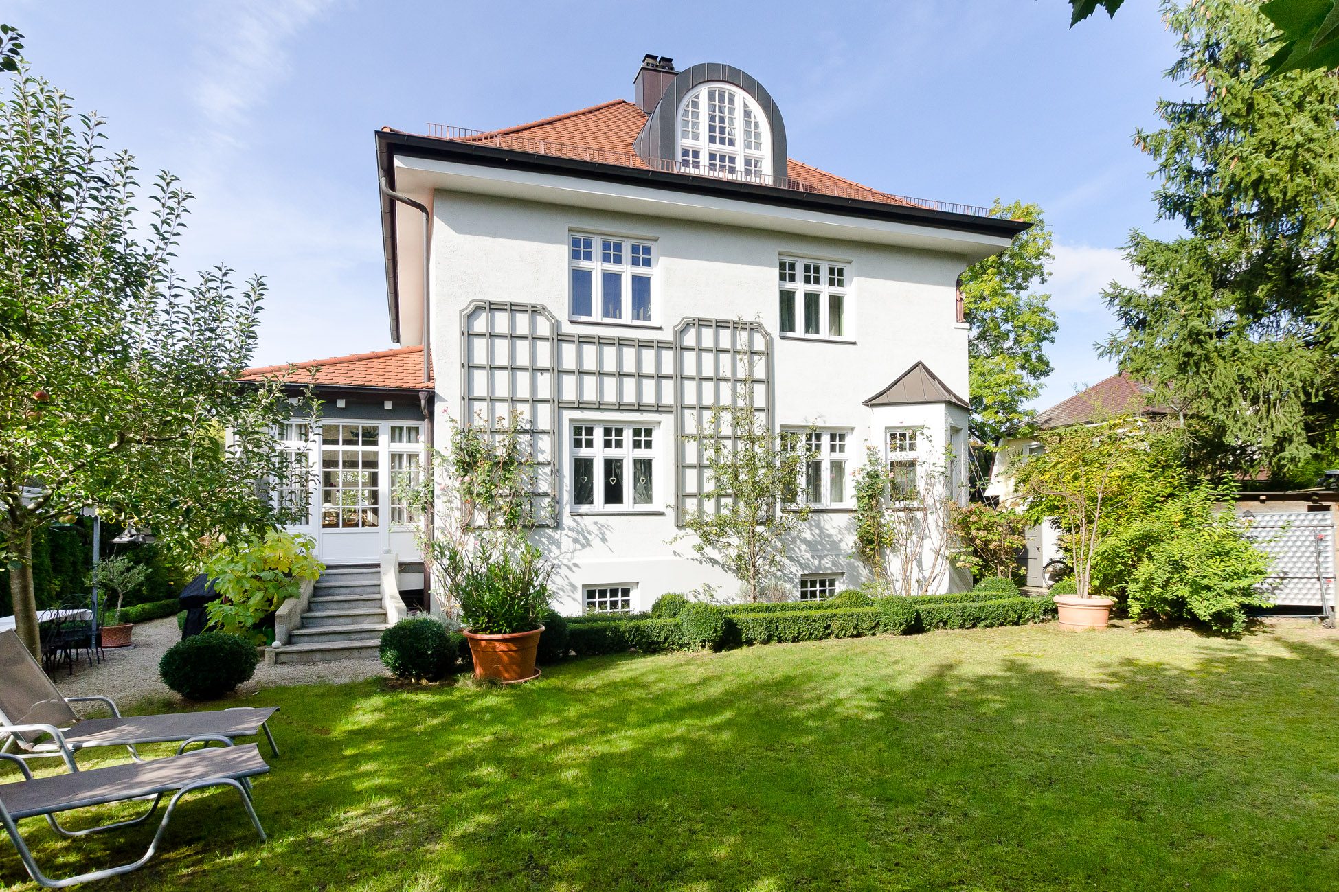 000KurzAussenansicht Aigner Immobilien GmbH - Immobilienangebot - 82152 Krailling - Krailling - Villa - Wunderschöner Altbau, perfekt mit alten Stilelementen saniert!