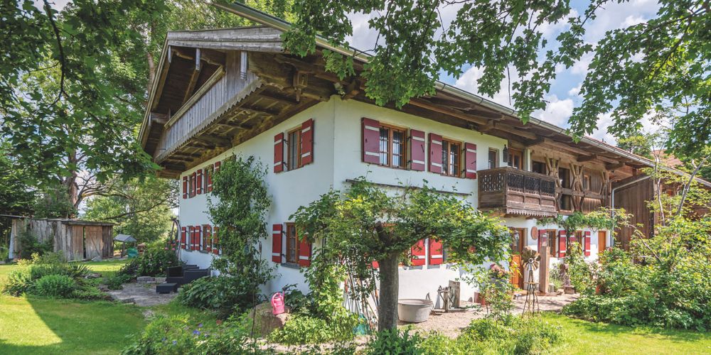 Exklusive Immobilie im traditionellen Landhausstil mit großem Garten (34376) Charmantes Landhaus mit Holzbalkon, traditionellen Fensterläden, großzügigem Garten und alpenländischer Architektur in ruhiger, naturnaher Umgebung