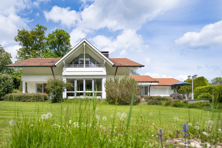 Aigner Immobilien GmbH - Immobilienangebot - 82343 Pöcking - Starnberg - Einfamilienhaus - Sonniges Einfamilienhaus mit Gartenidylle in unmittelbarer Nähe des Starnberger See