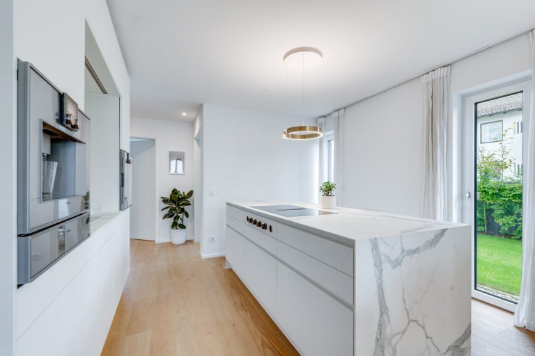 Aigner Immobilien GmbH - Immobilienangebot - 80999 München - Untermenzing - Erdgeschosswohnung - 4-Zimmer-Erdgeschosswohnung mit über 220 m² Garten und extravaganter Ausstattung
