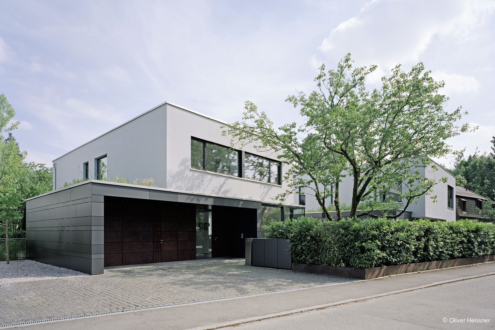 000KurzAußenansicht Aigner Immobilien GmbH - Immobilienangebot - 81827 München - Waldtrudering - Einfamilienhaus - Waldtrudering: Nachhaltigkeit trifft luxuriöses Wohnen in harmonischer Architektur