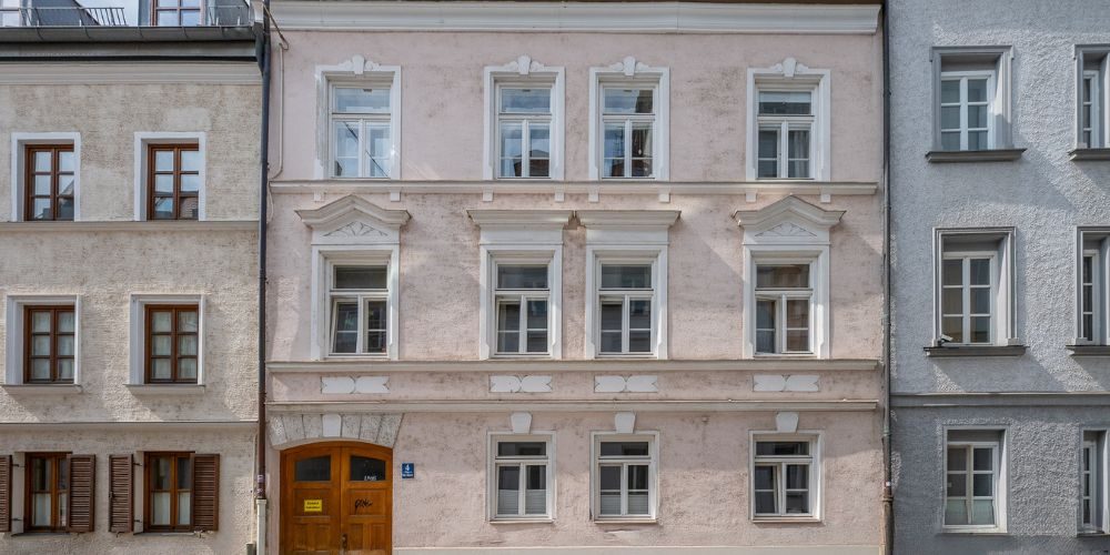Altbau-Fassade in München mit historischen Fenstern und gepflegtem Hauseingang