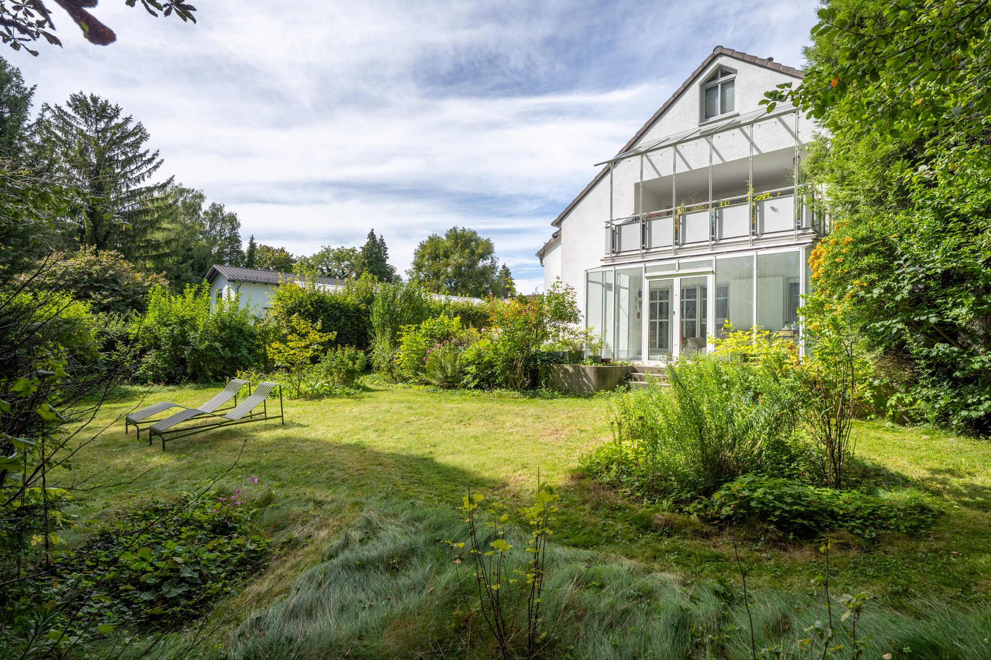 Aigner Immobilien GmbH - Immobilienangebot - 81249 München - Lochhausen - Erdgeschosswohnung - Domizil für Gartenliebhaber mit rund 140m² Wohn-/Nutzfläche und über 800m² Garten