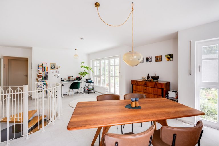 Aigner Immobilien GmbH - Immobilienangebot - 81249 München - Lochhausen - Erdgeschosswohnung - Domizil für Gartenliebhaber mit rund 140m² Wohn-/Nutzfläche und über 800m² Garten