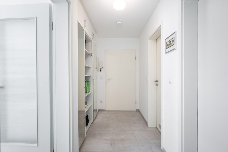 Aigner Immobilien GmbH - Immobilienangebot - 81249 München - Lochhausen - Erdgeschosswohnung - Domizil für Gartenliebhaber mit rund 140m² Wohn-/Nutzfläche und über 800m² Garten