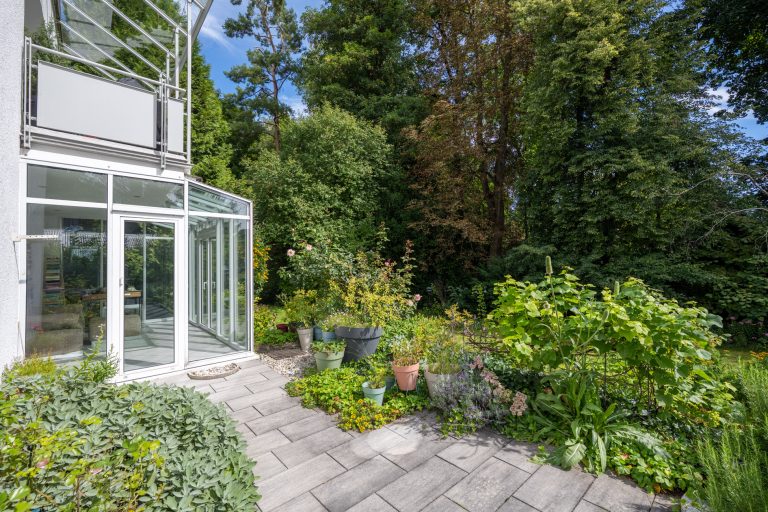 Aigner Immobilien GmbH - Immobilienangebot - 81249 München - Lochhausen - Erdgeschosswohnung - Domizil für Gartenliebhaber mit rund 140m² Wohn-/Nutzfläche und über 800m² Garten