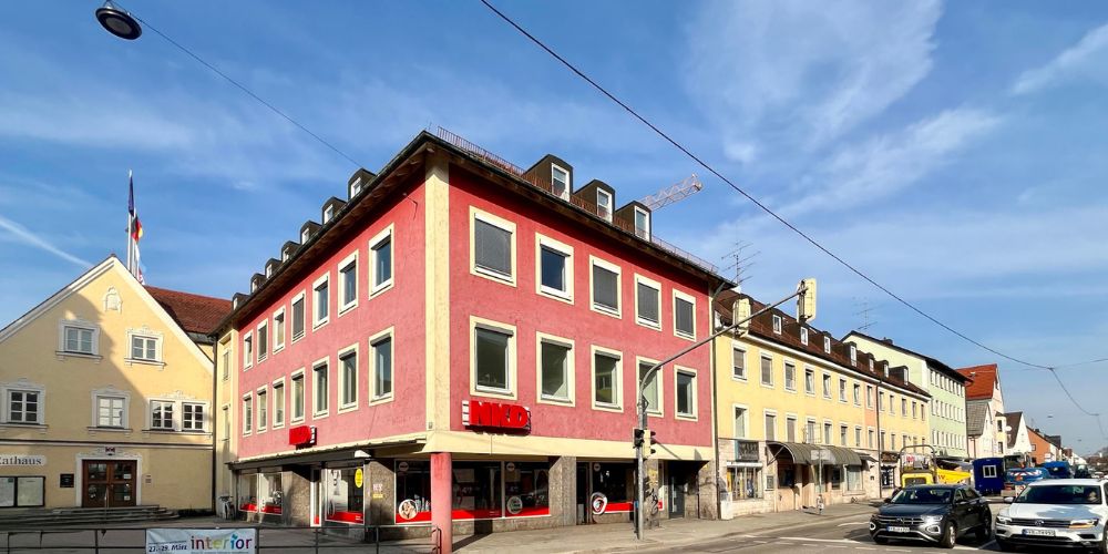 Modernisiertes Wohn- und Geschäftshaus mit Ladenfläche und Wohnungen an einer Hauptstraße