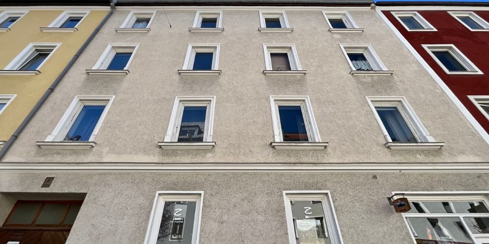 Vorderansicht eines vierstöckigen Mehrfamilienhauses in München