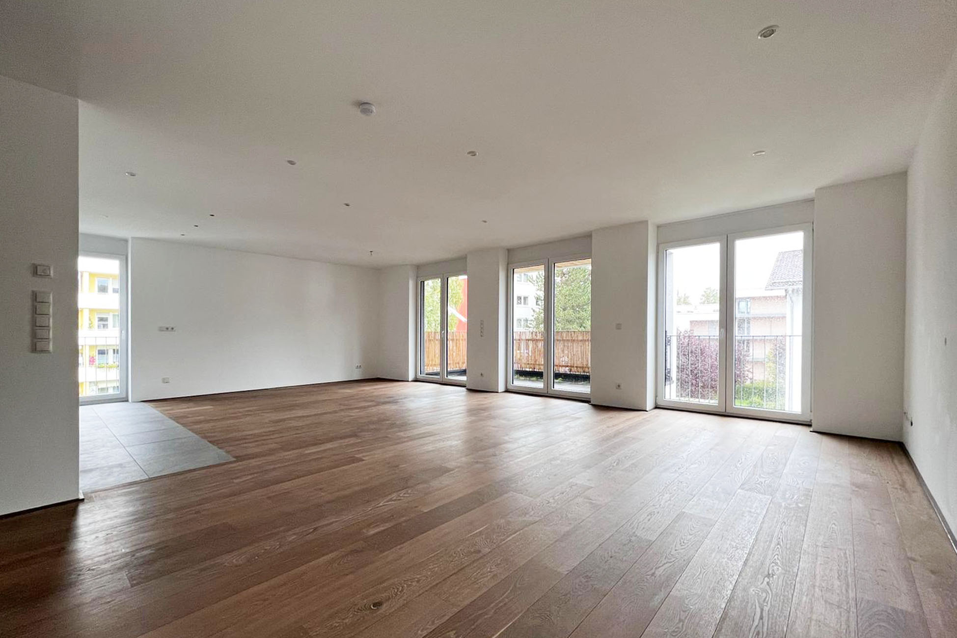 002LangWohn- und Esszimmer mit offener Küche OG Aigner Immobilien GmbH - Immobilienangebot - 82319 Starnberg - Starnberg - Mehrfamilienhaus (Invest.) - NEUWERTIGES MEHRFAMILIENHAUS IN GUTER LAGE VON STARNBERG