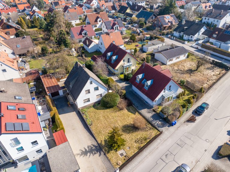 Aigner Immobilien GmbH - Immobilienangebot - 82178 Puchheim - Puchheim - Baugrund für Ein- / Zweifamilienhäuser - Kompaktes Baugrundstück für ein Einfamilienhaus in familienfreundlicher Lage!