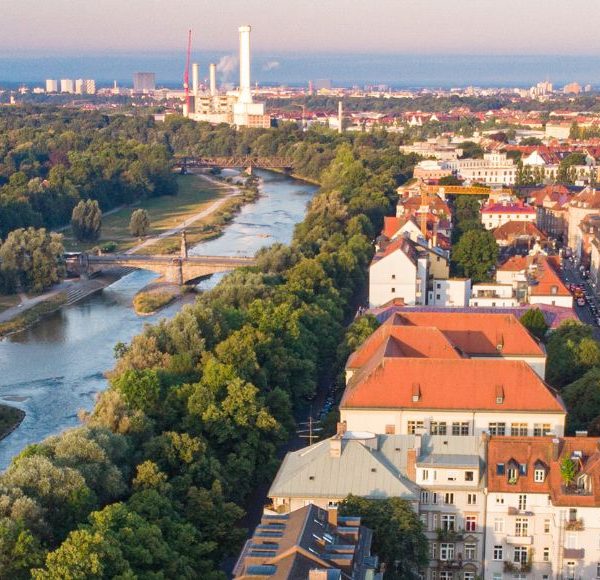 Luftaufnahme der Isar mit grünen Uferanlagen und Wohngebäuden in München nahe der Altstadt und beliebten Wohnlagen an der Isar